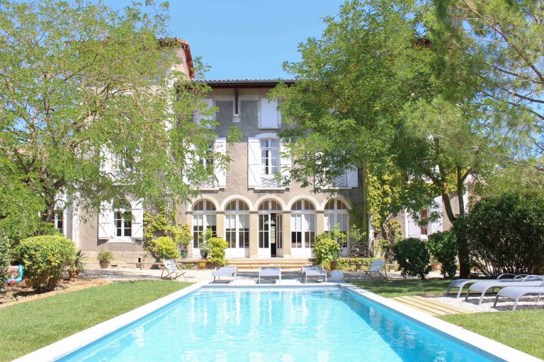 Vue du Château Guilhem depuis la piscine